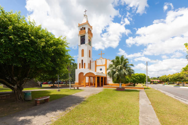 panama alanje, gebäude mit glockenturm der pfarrei santiago apostel - church bell tower temple catholicism stock-fotos und bilder