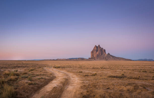 shiprock на восходе солнца, нью-мексико, сша - mountain cliff mountain peak plateau стоковые фото и изображения