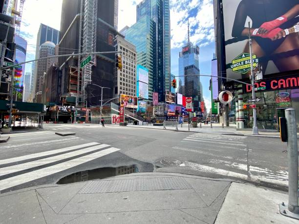 keine menschen und kein verkehr am späten morgen auf dem times square während covid-19 ausnahmezustand. new york city ny usa am 7. april 2020. - theaterbezirk von manhattan stock-fotos und bilder