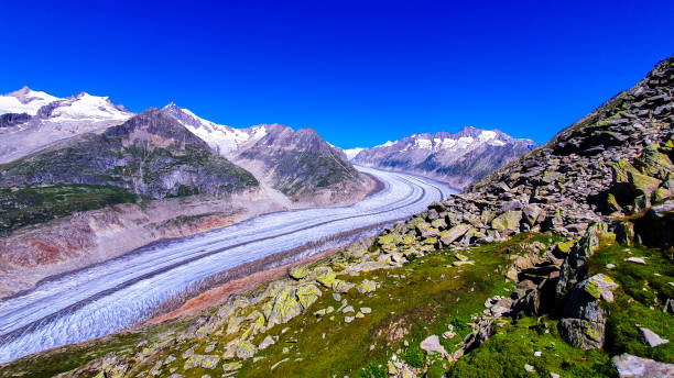 chemin glacier - glacier aletsch glacier switzerland european alps photos et images de collection