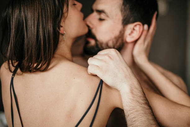 zmysłowość to nasza ulubiona gra - couple sensuality heterosexual couple passion zdjęcia i obrazy z banku zdjęć