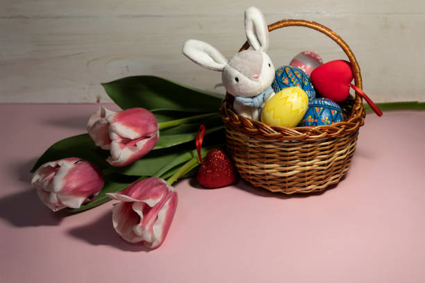 달걀의 부활절 바구니, 장난감 토끼가 들여다 보는 - easter egg retro revival tulip decoration 뉴스 사진 이미지