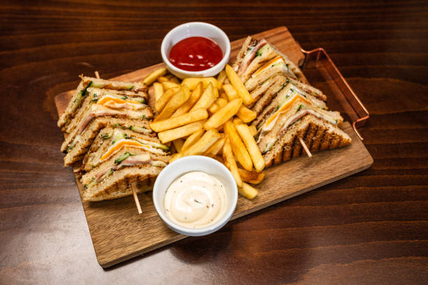 delizioso panino al club - club sandwich sandwich french fries turkey foto e immagini stock