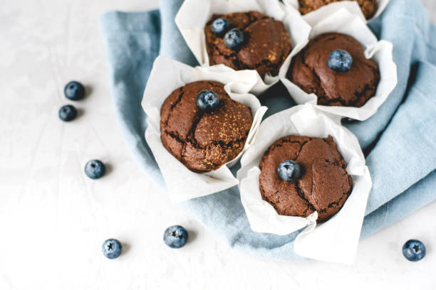 magdalenas caseras de chocolate fresco con bayas y trozos de chocolate. - coffee muffin pastry blueberry muffin fotografías e imágenes de stock