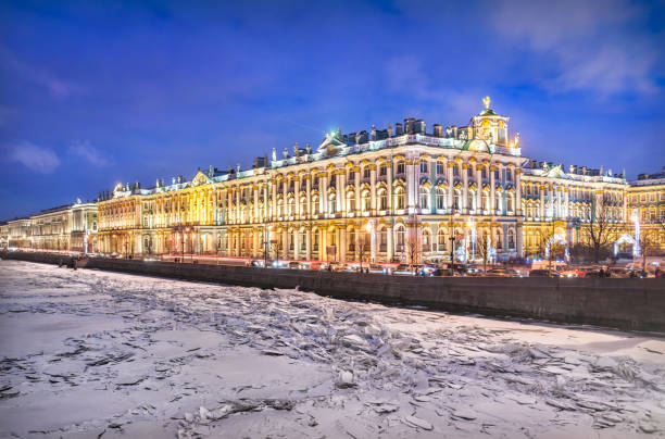 palacio de invierno en san petersburgo y hielo en el río neva - winter palace fotografías e imágenes de stock