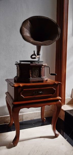 old gramaphone Antique gramaphone neatly arranged on the table joule stock pictures, royalty-free photos & images