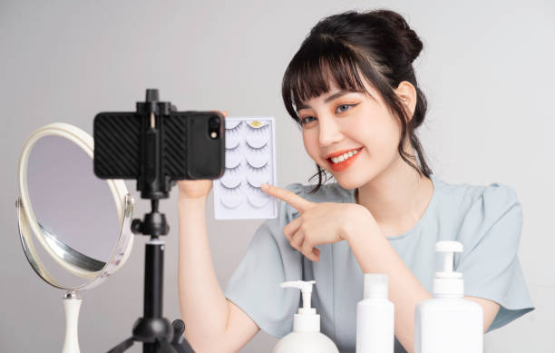 Woman makeup instructor Young Asian woman live streaming to teaching make up online mobile sculpture stock pictures, royalty-free photos & images