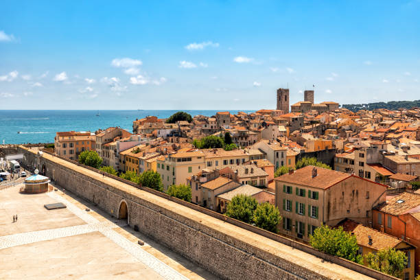 vista dall'alto sulla città vecchia di antibes, in francia. - antibes foto e immagini stock