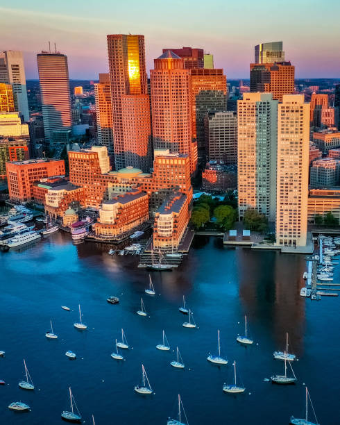 sommer-sonnenaufgang in boston, ma - boston urban scene skyline sunset stock-fotos und bilder