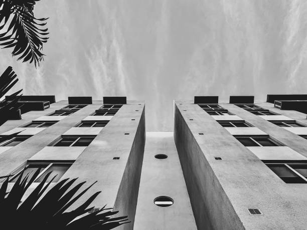 edifício art deco preto e branco - art deco art deco district miami florida south beach - fotografias e filmes do acervo
