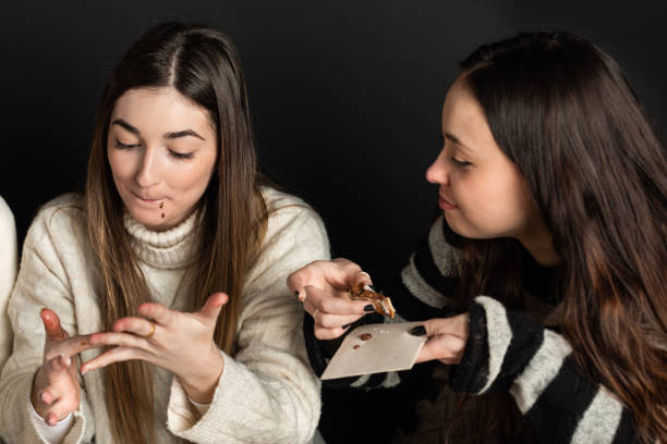 여자 핥기 그들의 손가락 동안 먹는 초콜릿 크림 디저트 - finger licking 뉴스 사진 이미지