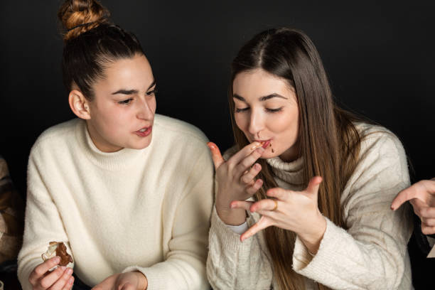 dziewczyny lizać palce podczas jedzenia desery krem czekoladowy - finger licking zdjęcia i obrazy z banku zdjęć