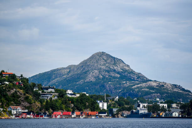 costa da noruega com casas encantadoras ao fundo, verão, céu ensolarado com nuvens. - hammerfest - fotografias e filmes do acervo
