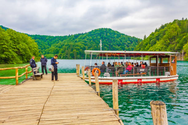 поездка на электрической лодке через озеро kocjak plitvice озер национальный парк. - plitvice lakes national park water lake national park стоковые фото и изображения