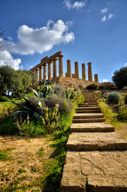 la vallée des temples est un site archéologique à agrigento, sicile, italie. - agrigento sicily italy tourism photos et images de collection