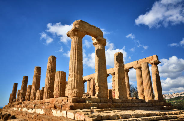 el valle de los templos es un sitio arqueológico en agrigento, sicilia, italia. - greek culture agrigento landscape colonnade fotografías e imágenes de stock