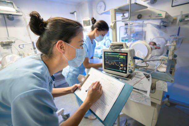 pielęgniarka monitorująca wcześniaka w inkubatorze podczas noszenia maski - female doctor doctor medical instrument nurse zdjęcia i obrazy z banku zdjęć