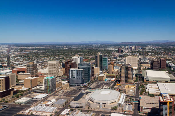 la vue aérienne du centre-ville de phoenix en arizona, etats-unis - phoenix arizona city road photos et images de collection