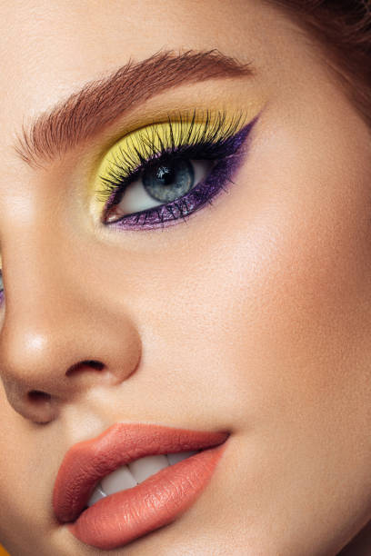 piękna kobieta z jasnym makijażem - women eyelash cool beauty zdjęcia i obrazy z banku zdjęć