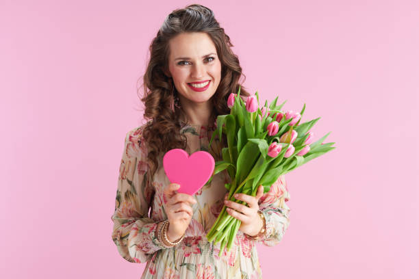 femme à la mode de sourire avec le long cheveu ondulé de brunette sur le rose - love spring people dating photos et images de collection