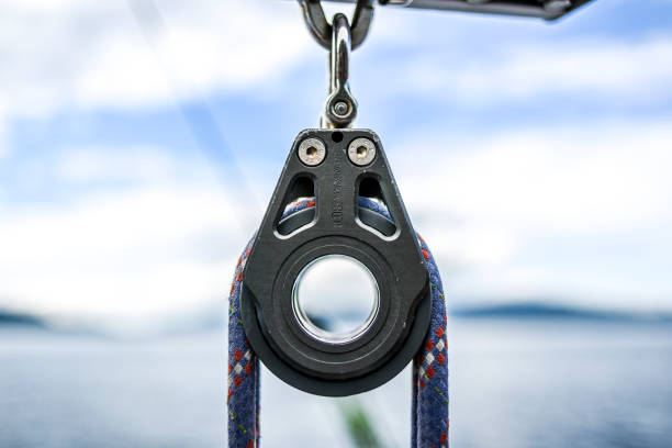 poulie sur la corde sur la voile de yacht - cable winch sailing yacht sport photos et images de collection