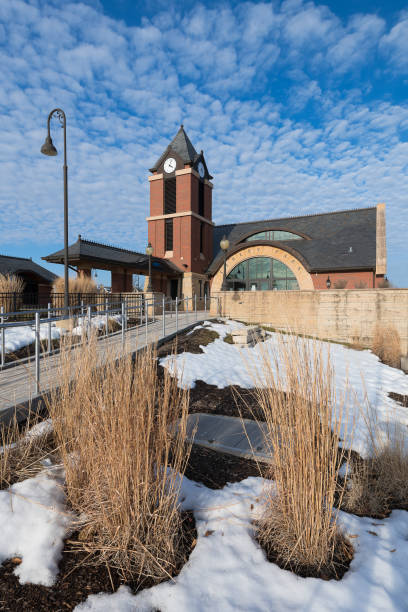 extérieur de la gare de tinley park dans la banlieue de chicago - n train photos et images de collection