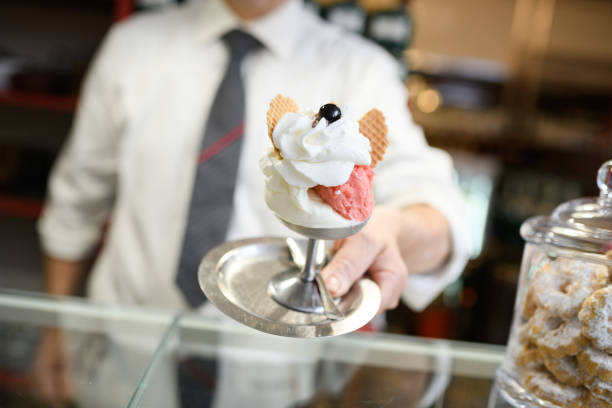 gelateria italiana gelato e sweet food store: porzione di gelateria - ice cream parlor ice cream dessert italian culture foto e immagini stock