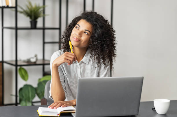 mujer afroamericana muy joven haciendo notas - wish list fotografías e imágenes de stock