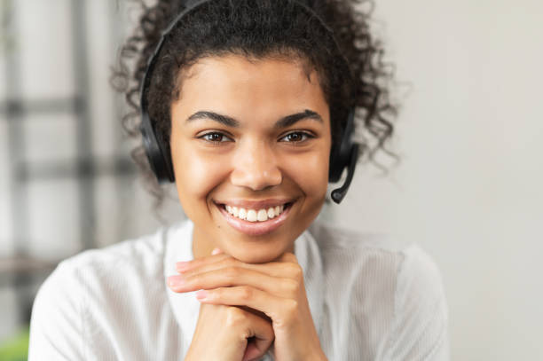 afroamerikanische junge dame trägt ein headset - spion stock-fotos und bilder