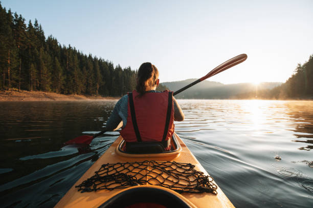 felicidad en kayak. - kayak canoeing canoe lake fotografías e imágenes de stock