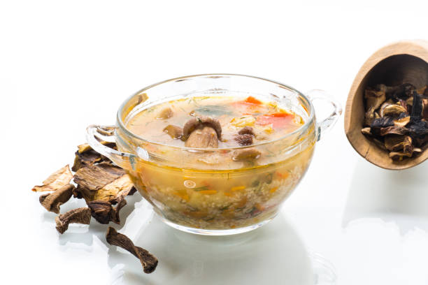 soupe végétarienne de légumes avec des champignons de porcini dans un bol en verre - cepe fungus forest dining photos et images de collection