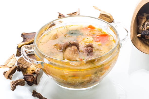 soupe végétarienne de légumes avec des champignons de porcini dans un bol en verre - cepe fungus forest dining photos et images de collection
