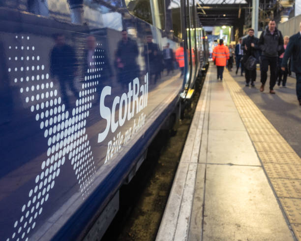 train de scotrail à glasgow - train railroad station platform railroad station vehicle door photos et images de collection