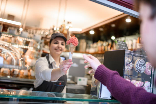 gelateria italiana gelateria e negozio di dolci: serve gelato - ice cream parlor ice cream dessert italian culture foto e immagini stock