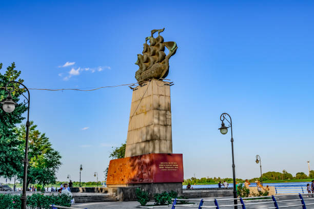 Monument to the first shipmen on the Ushakova Avenue in Kherson Kherson, Ukraine - July 22, 2020: Monument to the first shipmen on the Ushakova Avenue in Kherson. Sculpture of a ship on a high pedestal on the promenade of the Dnieper River dnipropetrovsk stock pictures, royalty-free photos & images