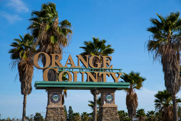 オレンジカウンティカリフォルニアウェルカムサインとヤシの木 - huntington beach ストックフォトと画像