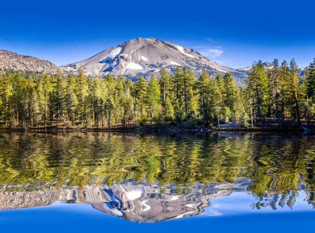 mirror lake nel parco nazionale di lassen, california - volcano lake blue sky autumn foto e immagini stock