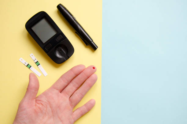 여자 손 혈당 수준을 확인.  당뇨병 검사. - diabetes high up blood sugar test glucose 뉴스 사진 이미지