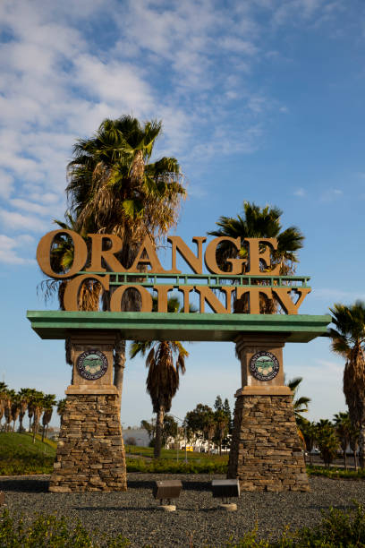 segnale di benvenuto per orange county california. - california newport beach county orange foto e immagini stock