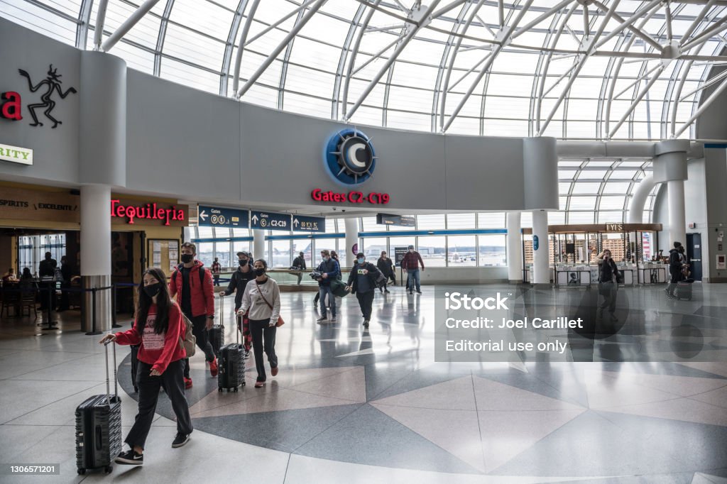 NC州シャーロットの空港ターミナルでフェイスマスクを着用している人 - ストックフォト・写真素材...