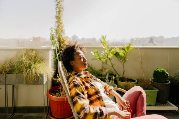 rilassarsi nel mio giardino sul tetto - balcony women patio coffee foto e immagini stock