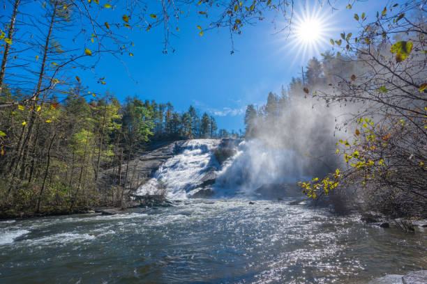 chute d’eau brumeuse dans les montagnes bleues de crête. - dupont state forest photos et images de collection