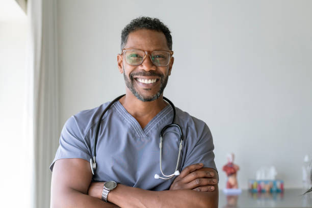 잘생긴 남성 간호사의 초상화 - male nurse black nurse doctor 뉴스 사진 이미지