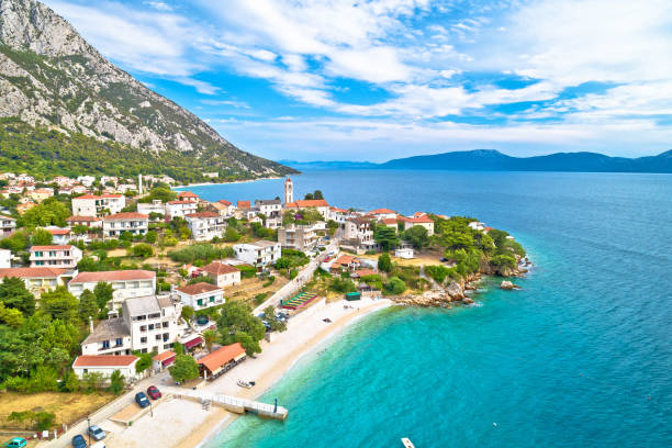 деревня градак на набережной макарской ривьеры с видом с воздуха - makarska riviera стоковые фото и изображения