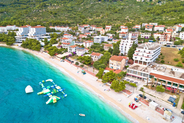 gradac wsi na makarska riviera plaża widok z lotu ptaka - makarska riviera zdjęcia i obrazy z banku zdjęć