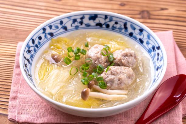 repolho chinês e sopa de vermicelli de bolinho de carne - cellophane noodles - fotografias e filmes do acervo