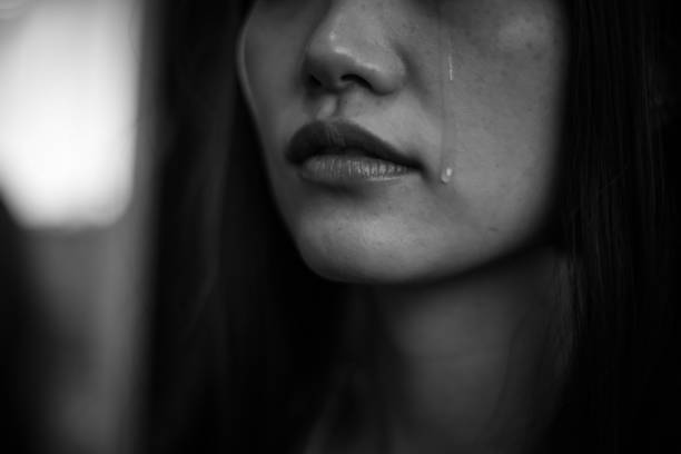 vrouw die tranen vergiet - huilen stockfoto's en -beelden