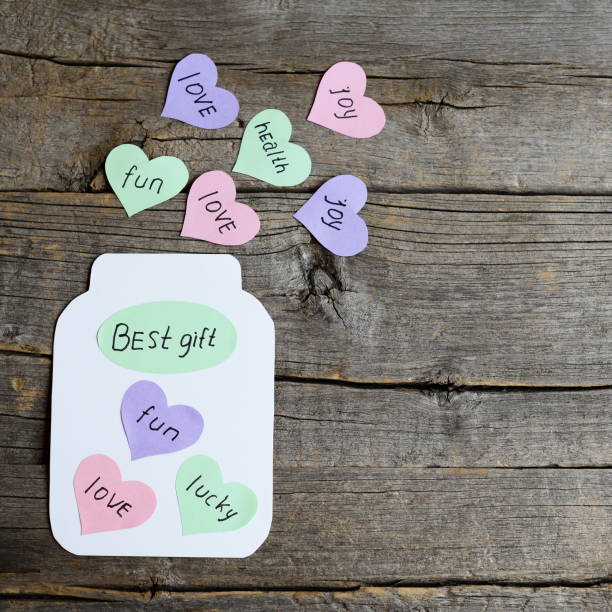Wishes message jar ideas note for friend or mother or father birthday. Paper jar card of wishes notes. Wishing notes in a paper jar greeting card. Paper Valentines love hearts on jar. Paper heart of words on jar. Paper jar with dreams message hearts flat lay. Valentines day notes jar flat lay. Handmade jar with paper hearts. Birthday or Valentines day wishes message in jar. Wishes messages greeting cards jarra de papel con corazones de mensaje de deseo y texto mejor regalo. tarjeta de felicitación de papel de colores con corazones de deseos planos yacía. antiguo fondo de madera con espacio para texto. cumpleaños o vacaciones congran fondo
