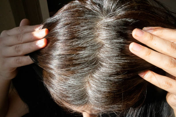 joven muestra sus raíces canosas - white hair fotografías e imágenes de stock