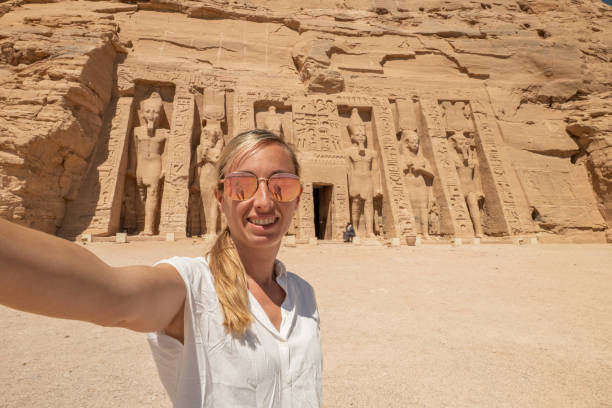 mujer viaja a egipto, se hace selfie con templo antiguo - templo de nefertari fotografías e imágenes de stock